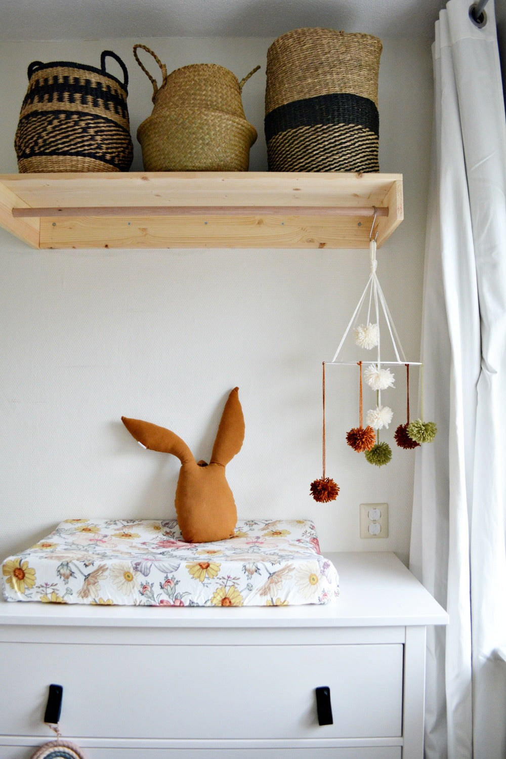 Haas - Muurdecoratie Babykamer / kussen - Cognac