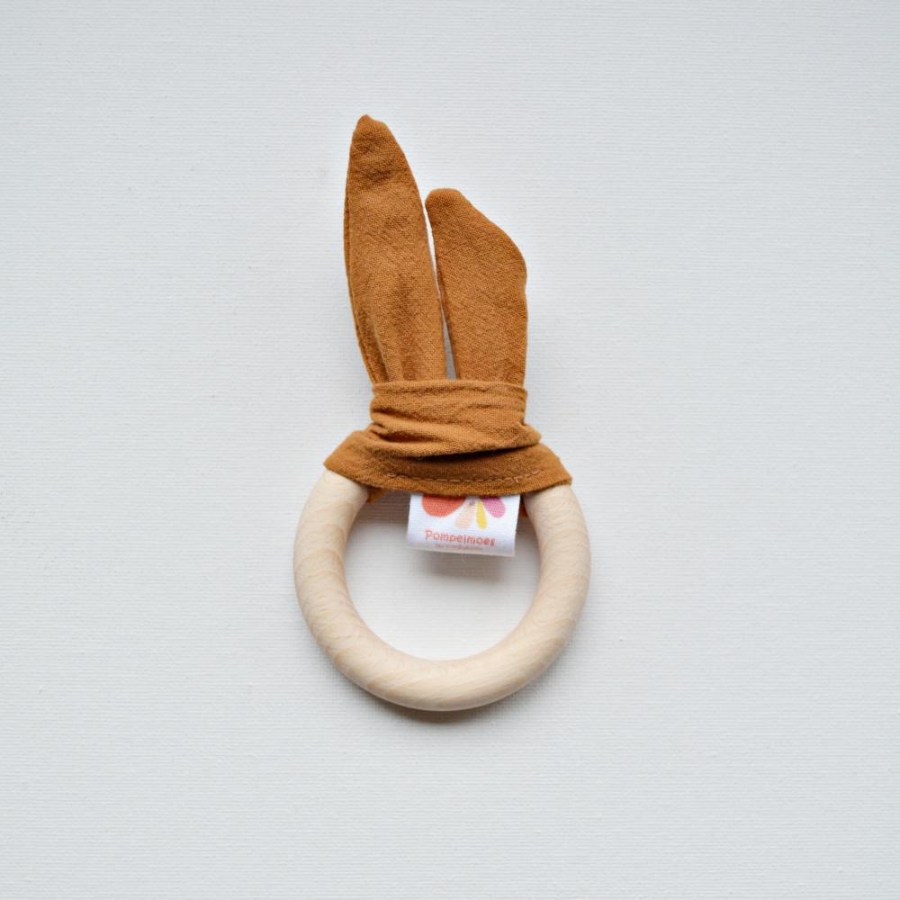 Grapefruit - Wooden teething ring with rabbit ears - Cognac