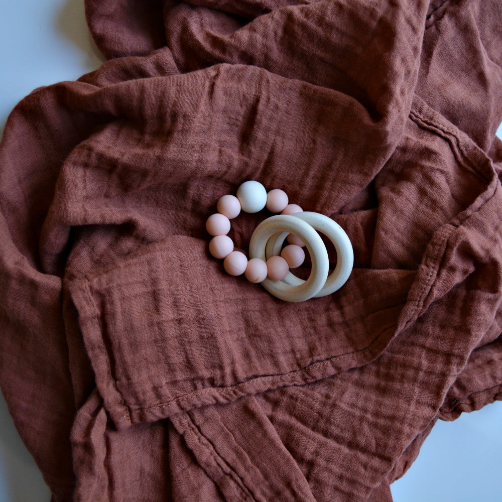 Siliconen & beukenhouten bijtring met katoenen zakje - Perzik roze