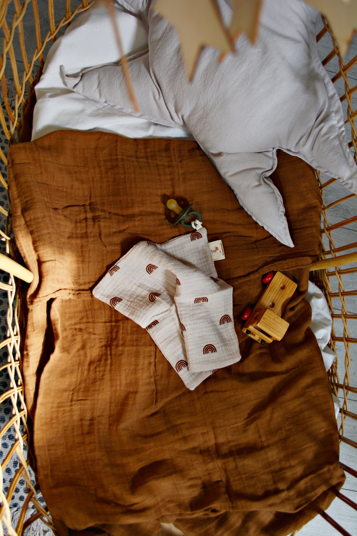 Vierkant Hydrofiele speendoekje - Beige met roest regenboogjes