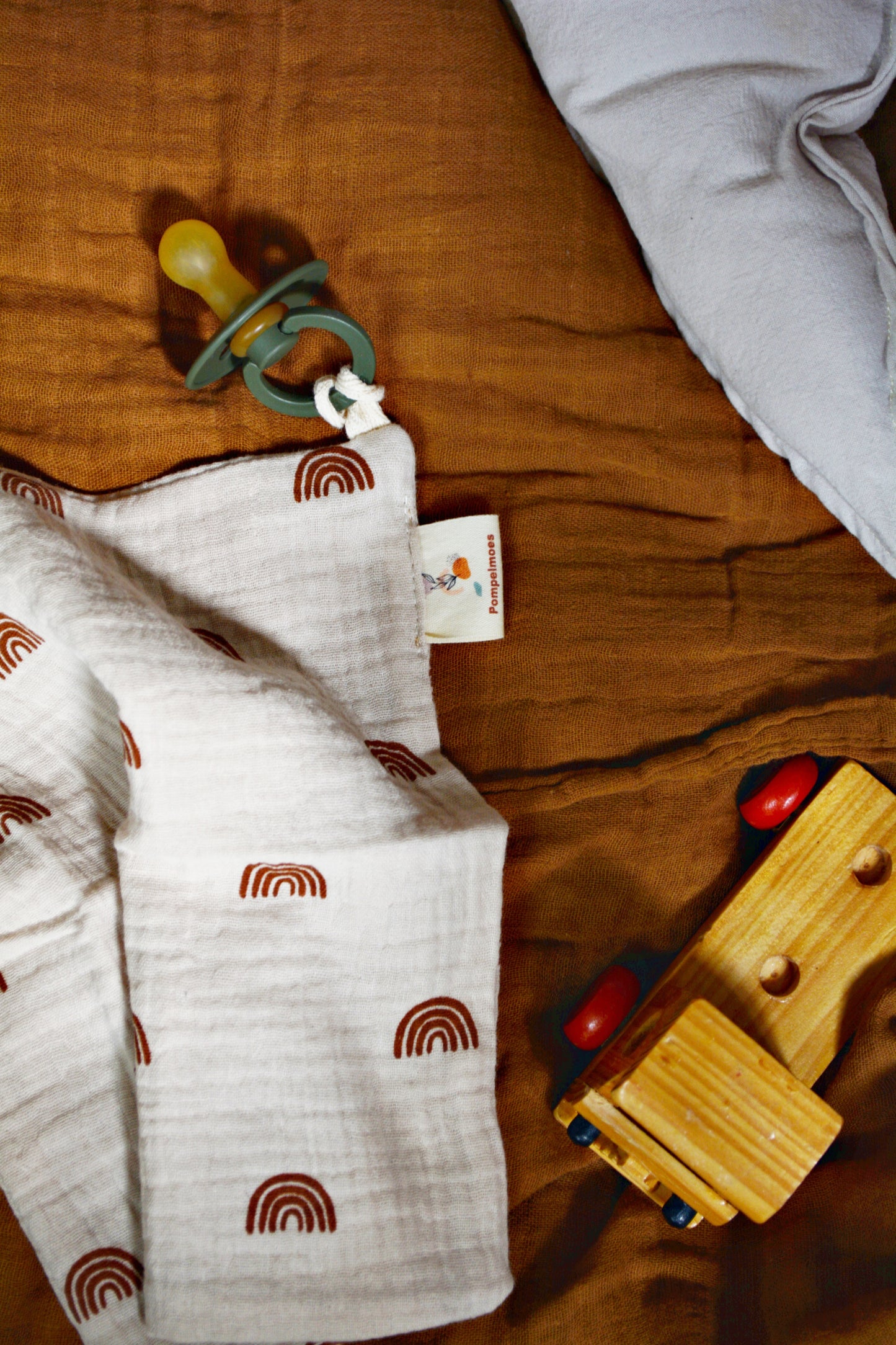 Vierkant Hydrofiele speendoekje - Beige met roest regenboogjes