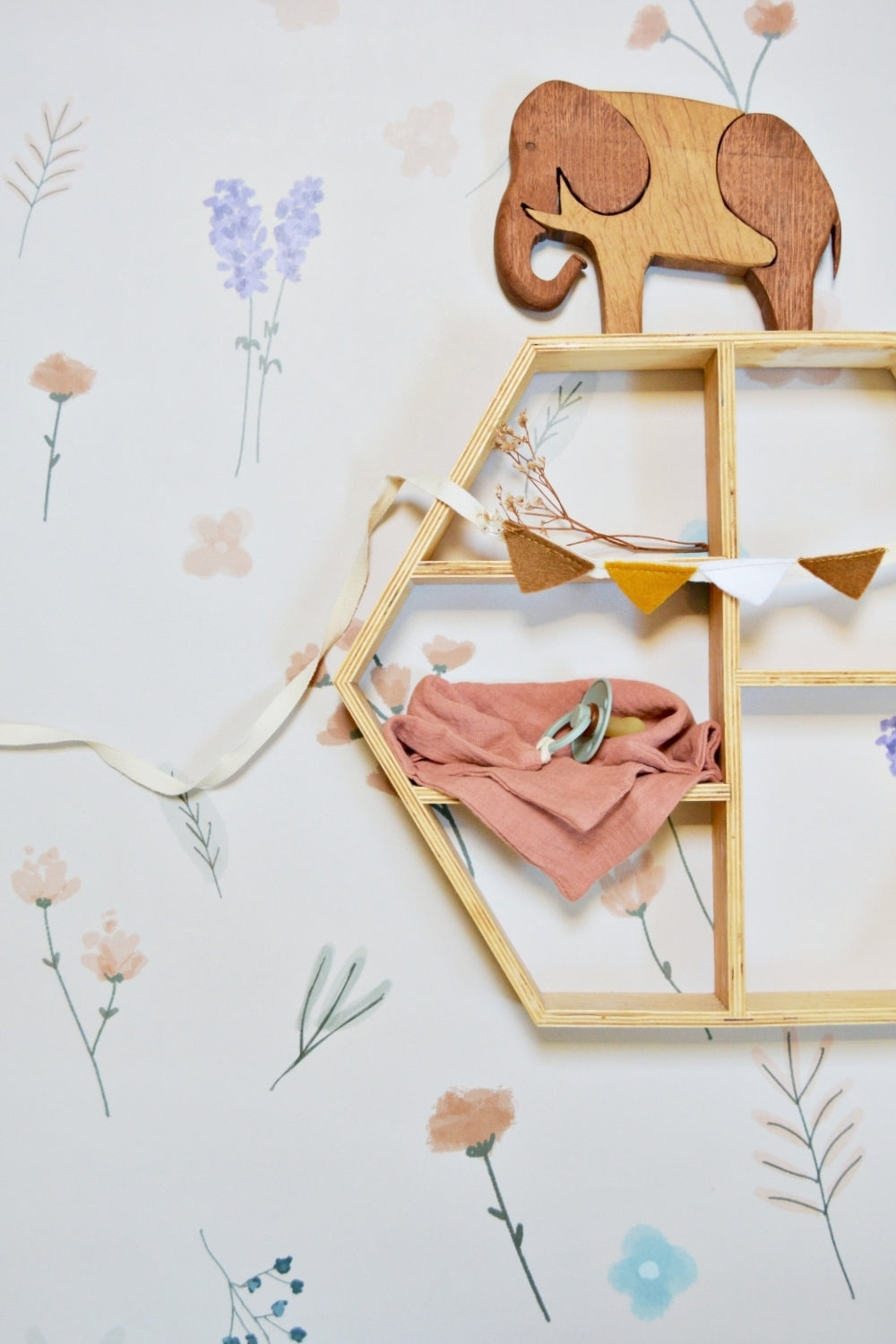 kinderkamer behang bloemen