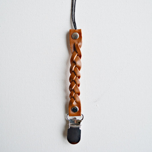 Braided imitation leather pacifier clip - Brown