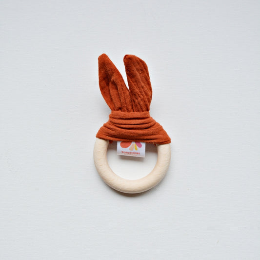 Wooden teething ring with rabbit ears - Rust