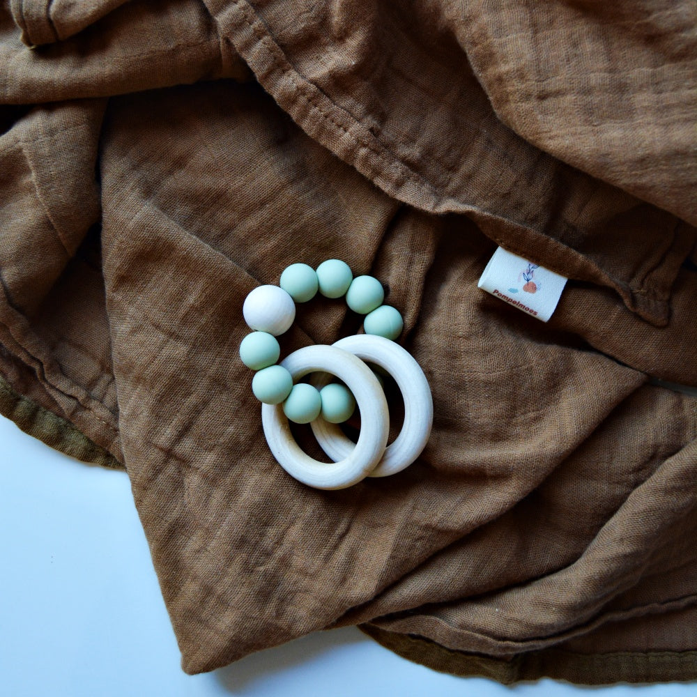 Silicone &amp; beechwood teething ring with cotton pouch - Apple green