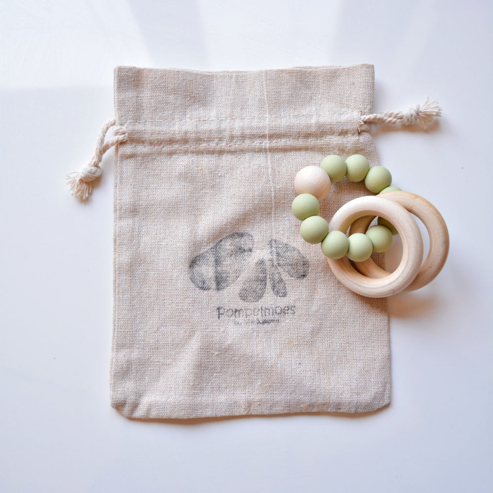 Silicone &amp; beechwood teething ring with cotton pouch - Apple green