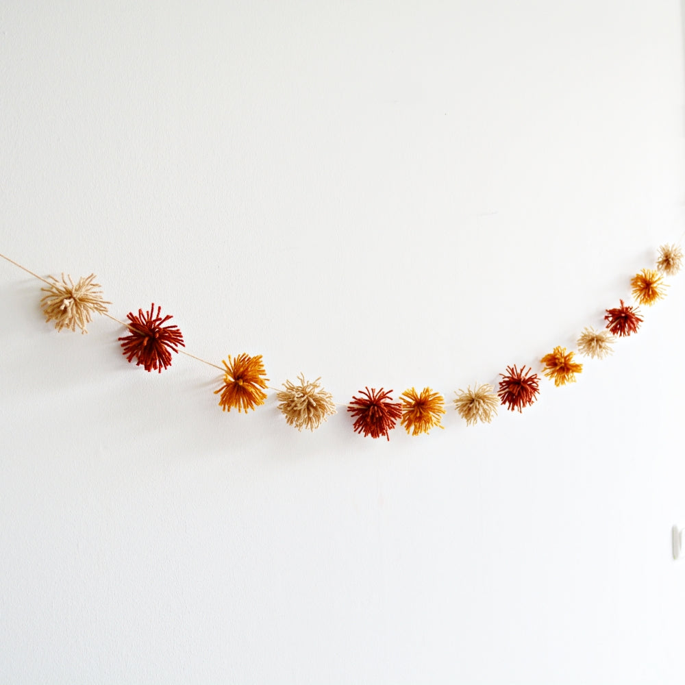 Grapefruit - Pompom garland - Rust/ocher yellow