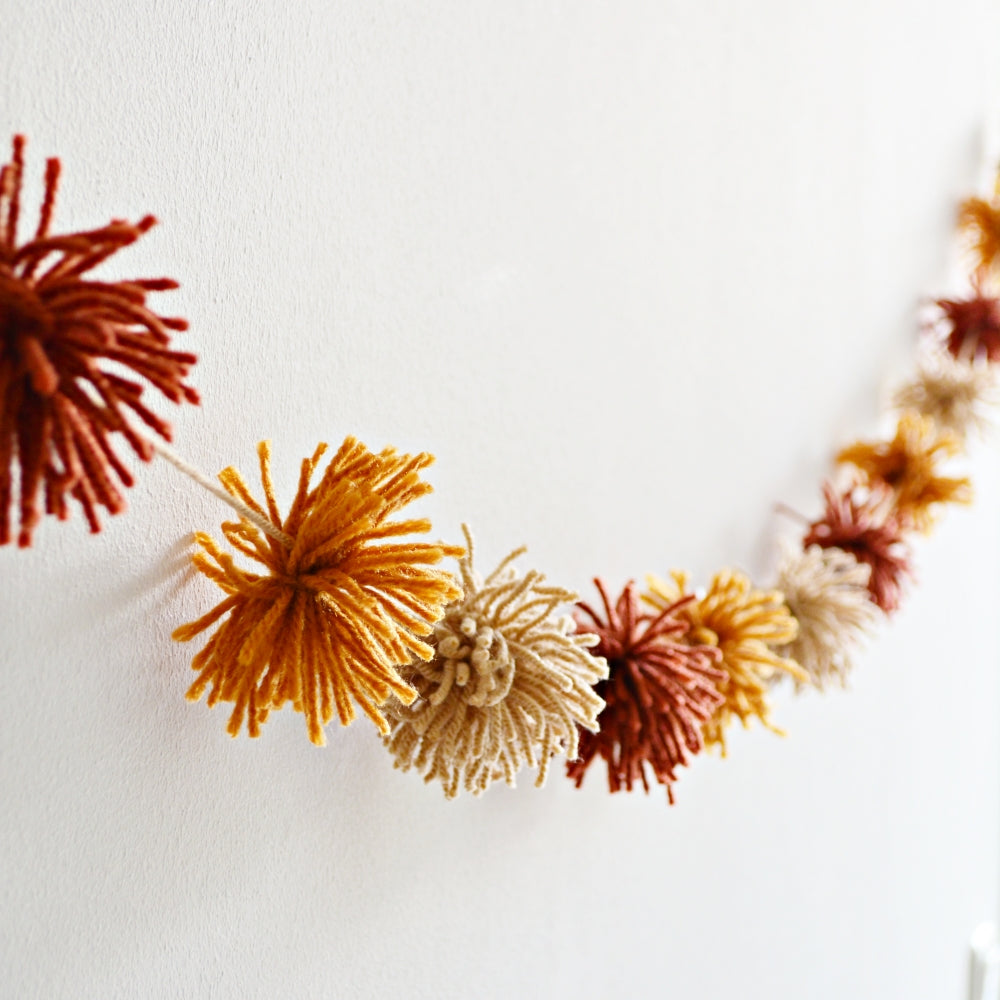 Grapefruit - Pompom garland - Rust/ocher yellow